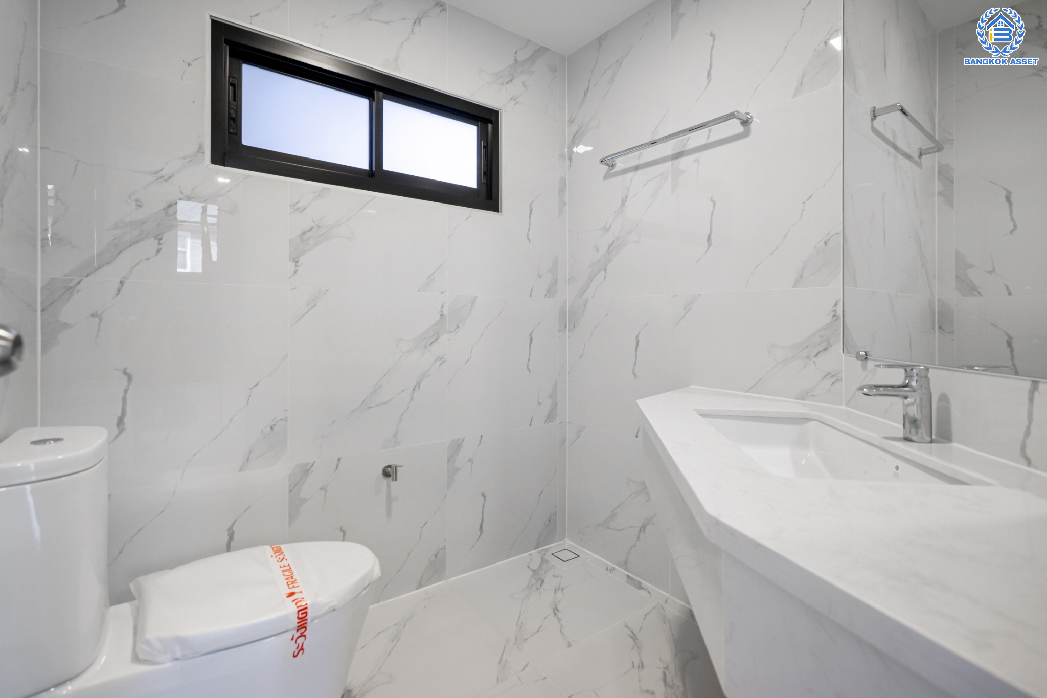 บ้านมือสองตกแต่งใหม่ ม.กฤษดานคร20 ปิ่นเกล้า-ติดถนนบรมราชชนนี เนื้อที่ 92.7 ตร.ว. บ้านเดี่ยวหลังใหญ่ ตกแต่งสุดหรูดีไซน์ยุโรป พร้อมฟังก์ชัน 3 ห้องนอน 4 ห้องน้ำ 1 ห้องอเนกประสงค์ 1 ห้องแม่บ้าน จอดรถได้ 4 คัน บนทำเลเชื่อมต่อเมืองอย่างรวดเร็ว ใกล้ทางคู่ขนานลอยฟ้าบรมราชชนนี ทางด่วน "กาญจนาภิเษก" ม.มหิดล และเซ็นทรัลปิ่นเกล้า